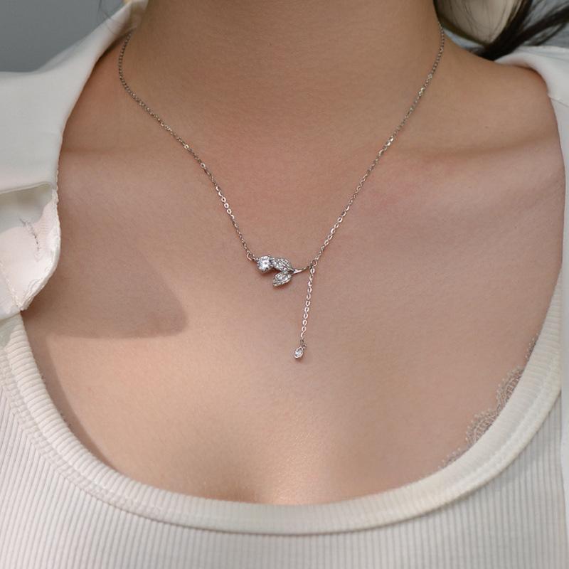 Collier à Pampilles de Fleurs, Design de Niche, Luxe Léger avec Incrustation de Diamants, Tempérament Haut de Gamme, Chaîne Clavicule, Féminin