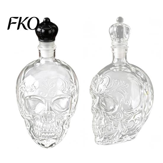 Whiskey Bottle with Stopper Skull Decanter, 500ml Gothic Glass Stopper, Halloween Spirit Dispenser for Home Bar, Creepy Liquor Decanter