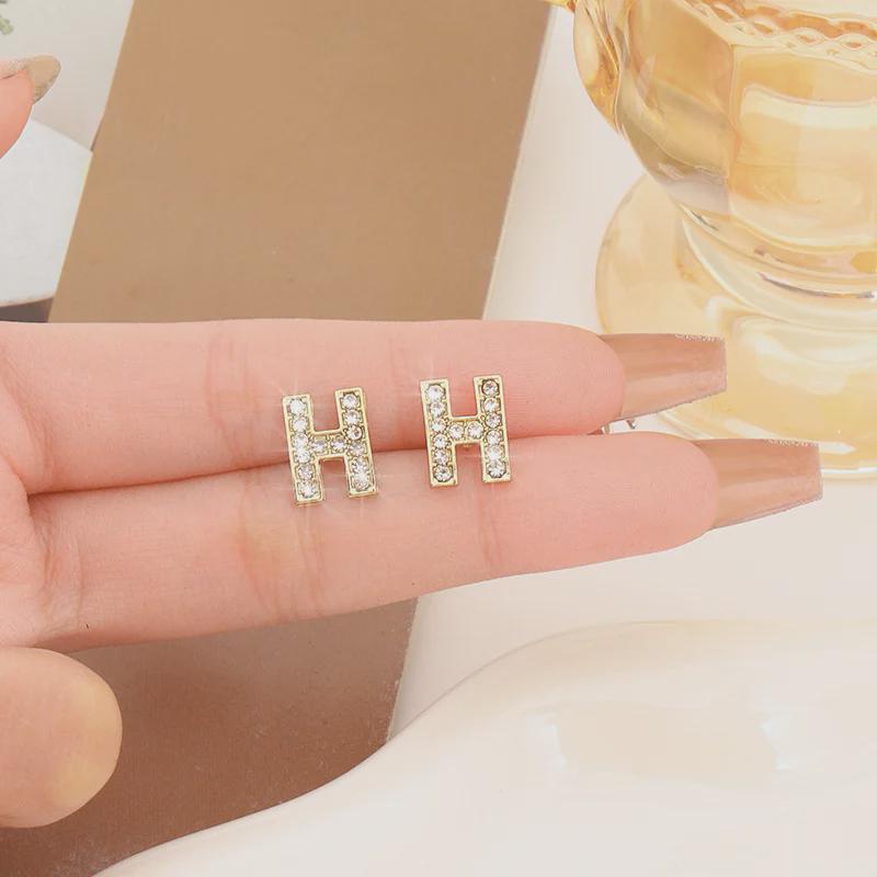 Elegante Silbernadel-Diamant-Buchstabenohrringe für Damen – Hochwertiges, trendiges, minimalistisches Design