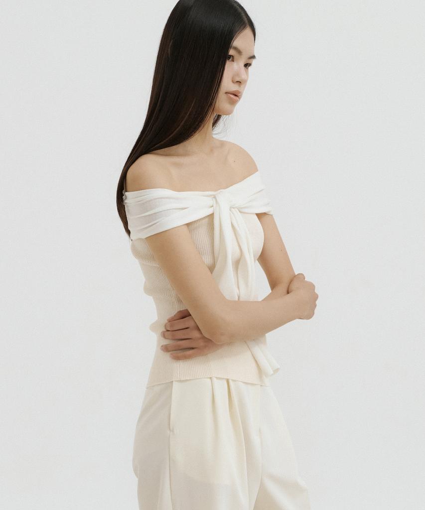 LUCIR ZU Ribbon Off-Shoulder Knit (Cream)