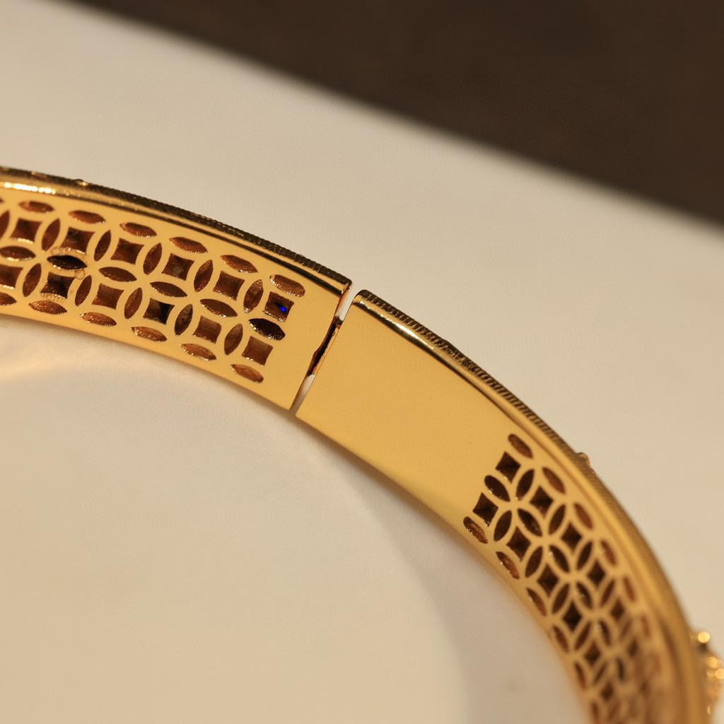 Luksusowa marka biżuterii bransoletka w stylu retro pałacowym z diamentami i szczotkowana, wykonana z materiału bazowego w kolorze sub-złotym, grubo pozłacana 18-karatowym złotem wysokiej jakości