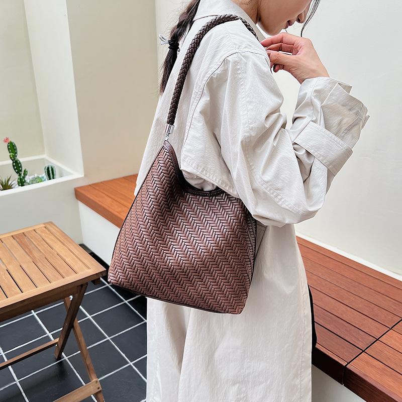 Retro Large-capacity Hand-carried Bucket Bag 2025 Autumn and Winter New Sense Woven Underarm Bag Women's Commuter Shoulder Bag
