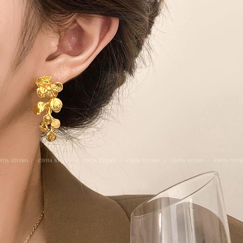 

Gilding Leaves Gold Tassel Earrings for Women Spring Retro Affordable Luxury Fancy 2025 New Arrival Best Selling Earrings Ear Studs