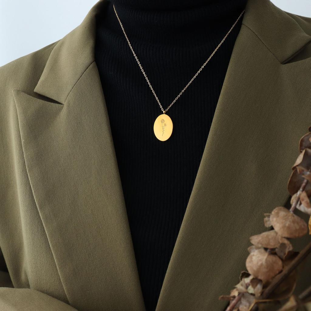 Style Engraved Flower Pendant Titanium Steel Necklace, Retro Fashion Women'S Gold-Plated Non-Fading Necklace Jewelry
