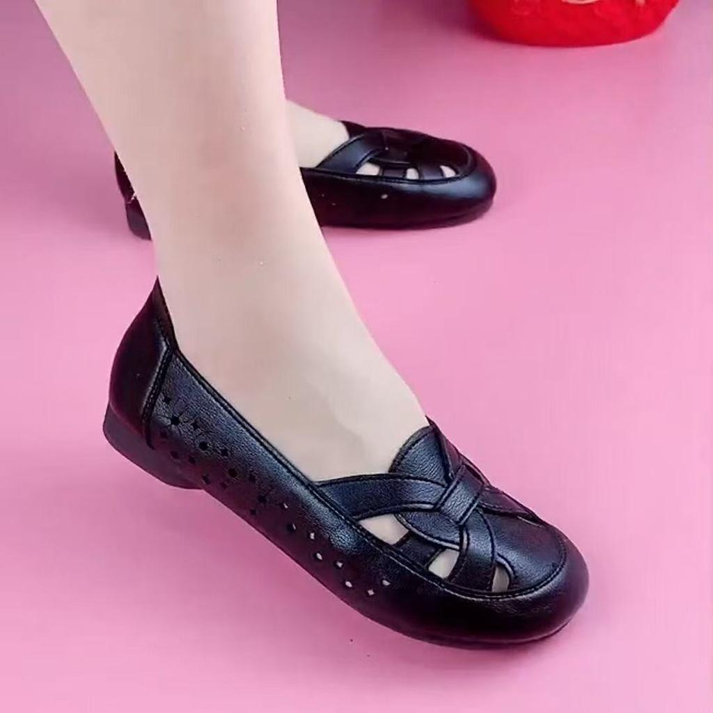Mom Shoes Single Shoes Soft Surface Flat Bottom Comfortable Beef Tendon Sole Middle-aged and Elderly Summer Hollow Women's Shoes 2025 New Hole Shoes