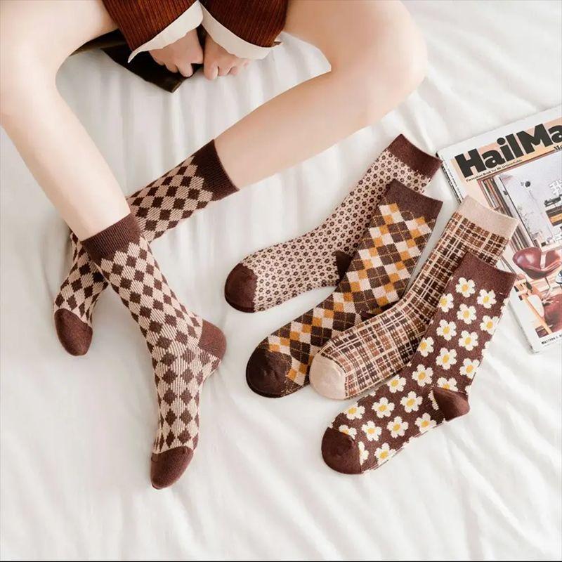 Autumn Winter Brown Mid Length Socks Fashion Grid Pattern Retro Fashion Mid Tube Sock Sweat Absorbing and Breathable Cotton Sock