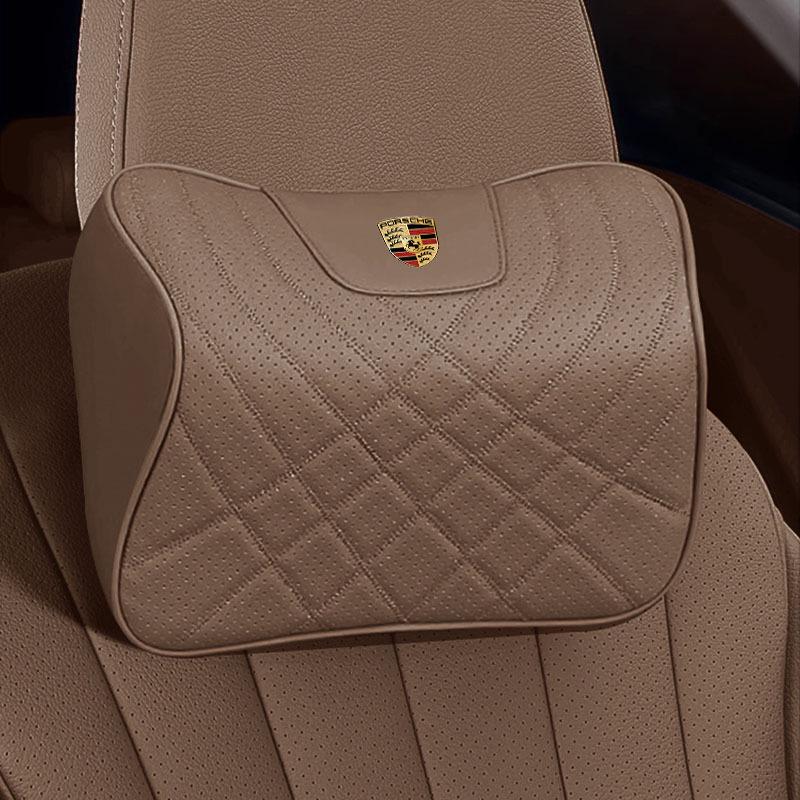 Porsche Jármű Komfort Készlet: Fejtámla, deréktámasz és ülőpárna a nyak és a hát kényelméért a Cayenne, Macan, Panamera, 718 és Taycan modellekben.