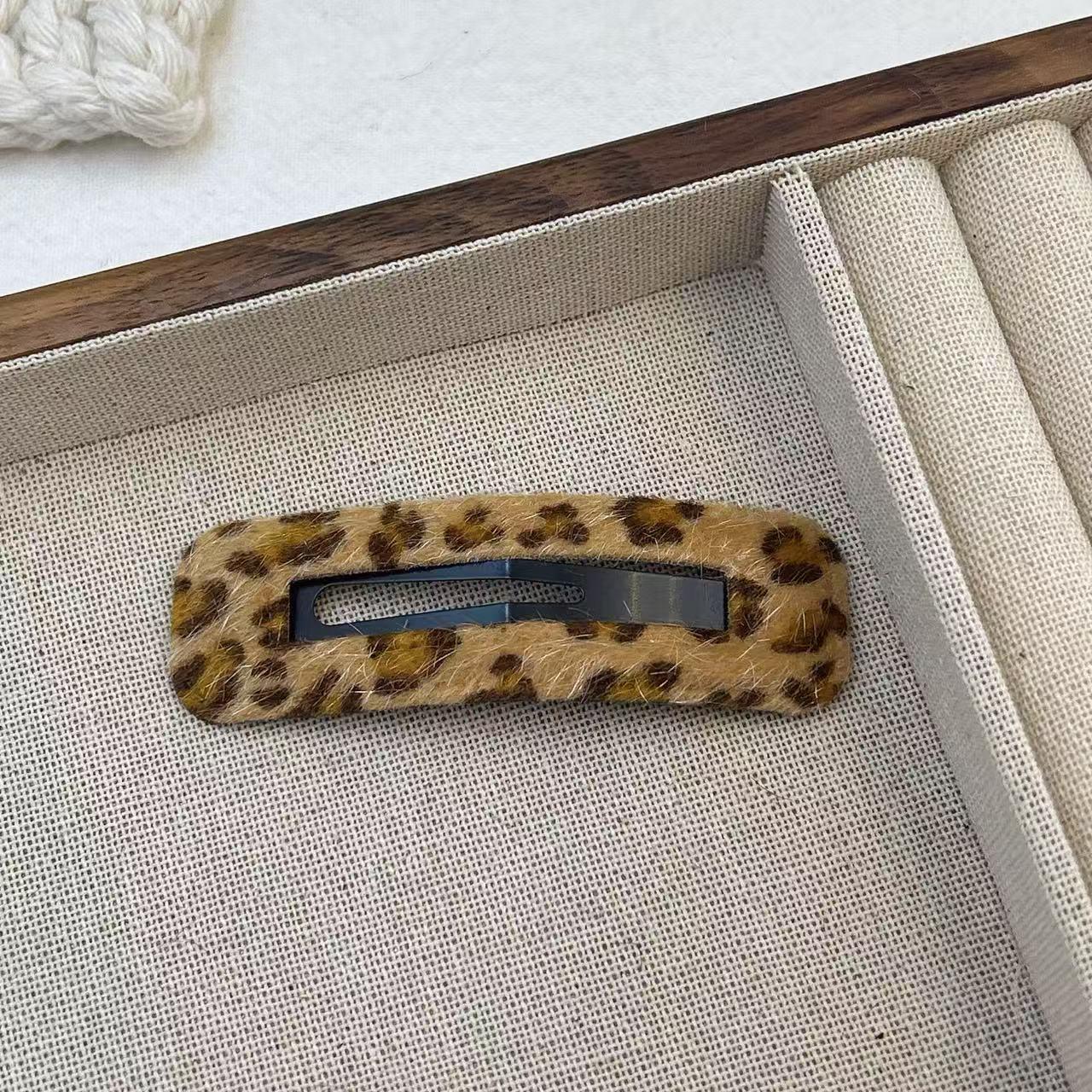 

Плюшевая заколка для волос с леопардовым принтом: Легкая роскошь, универсальная заколка-челка для пушистых волос