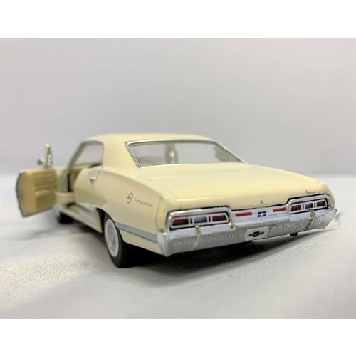 KiNSMART 1/43 Scale 1967 Chevrolet Impala Pullback Diecast Car (White)