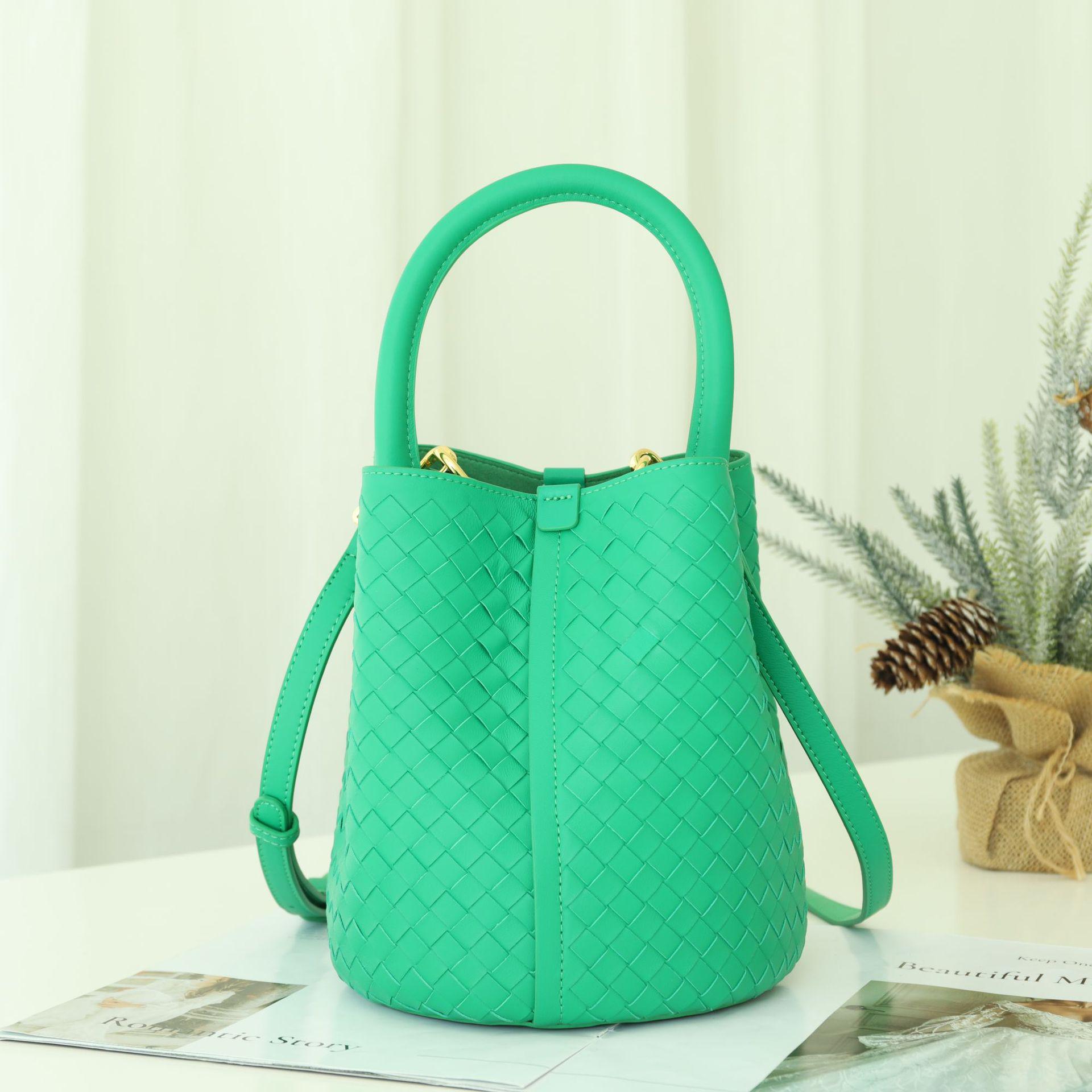 

Женская сумка-ведро ручной работы из натуральной кожи - новый стиль высокой моды Length 19.5 Base width 19.5 Height 21cm