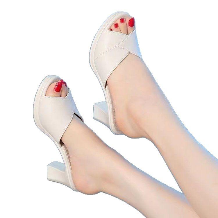 Kühle High-Heel-Hausschuhe mit dickem Absatz 2025 neu rutschfest weichsohlige Mutterschuhe Fischmaul Sommer Zuhause Sport Einwort-Hausschuhe