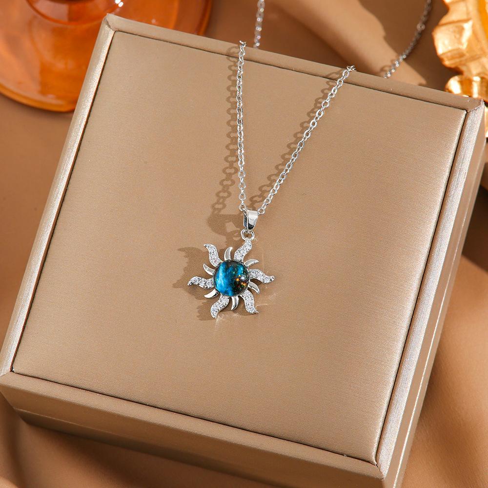 Four Leaf Clover Pendant Necklace For Women Fashionable Zircon Crystal Adjustable Chain Delicate And Versatile Jewelry
