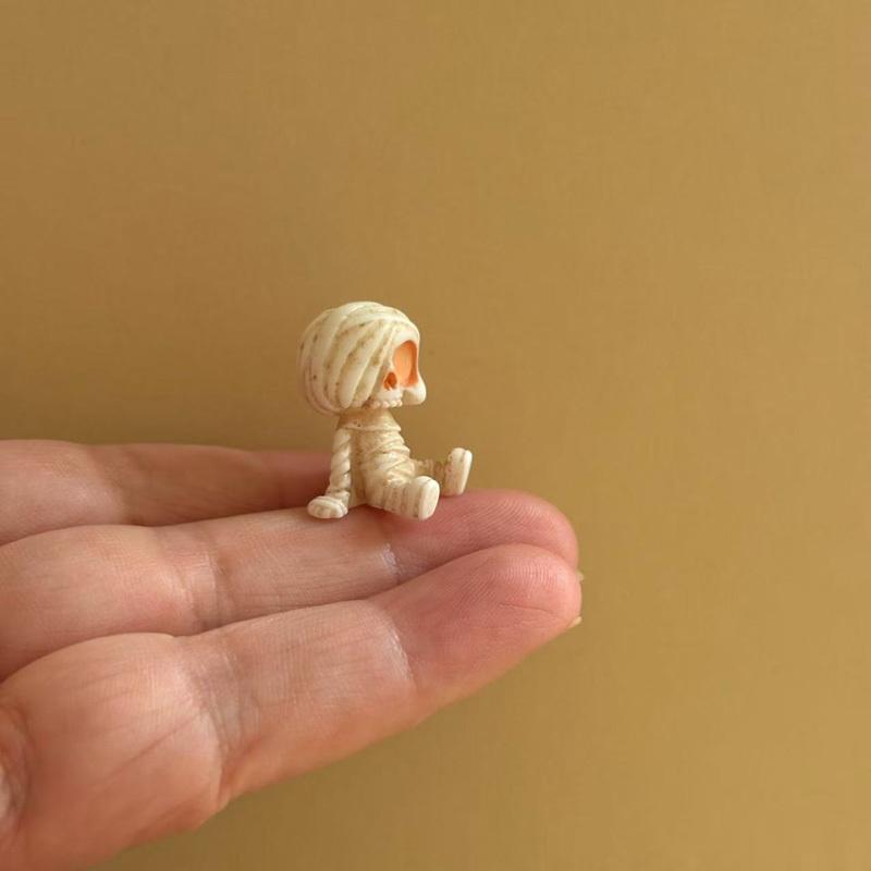 The 4PCS Skeleton Ghost Model Is Suitable for Miniature Gardens, Car Decorations, Jewelry Decorations, and Holiday Gifts.