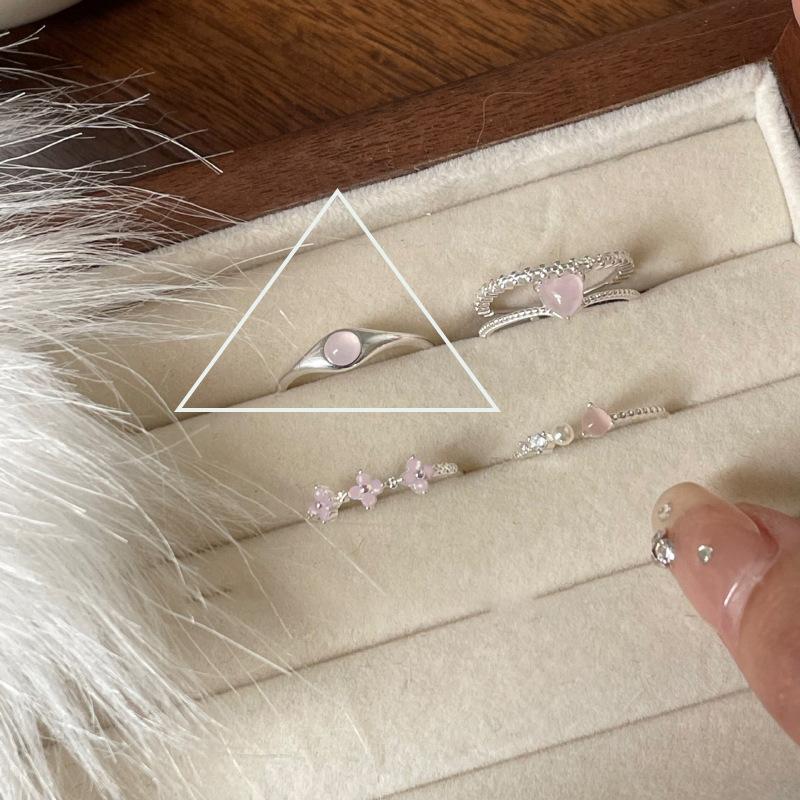 

Регулируемое медное современное кольцо для женщин, демонстрирующее элегантный кружевной дизайн и сверкающие драгоценные камни циркония J4103