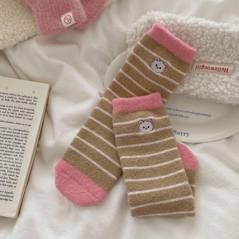 Yishan Yisi Women s Warm Kitty Embroidered Coral Fleece Socks (3 Pairs)