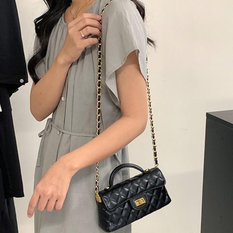 Borsa a tracolla quadrata piccola da donna in pelle con tracolla a catena, design trapuntato, stile minimalista urbano, per l'uso quotidiano