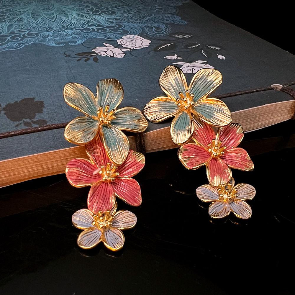Elegante handbemalte Emaille-Ohrringe mit floralem chinesischem Design