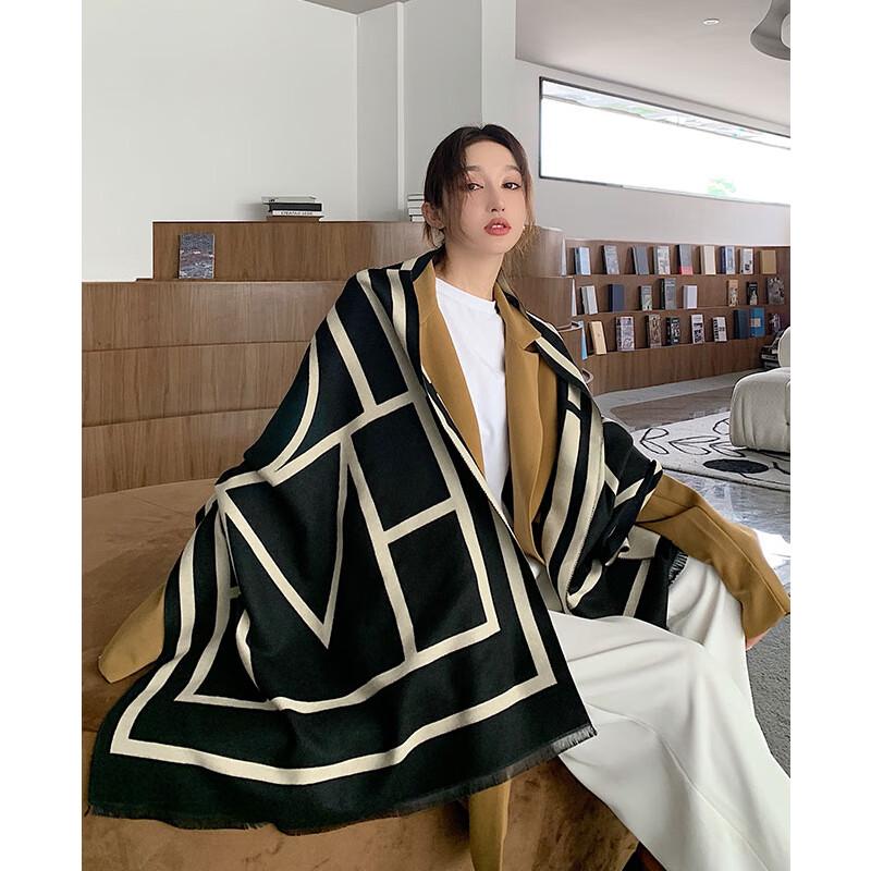 VICTORIA&VERA Frayed Edge Geometric Pattern Scarf