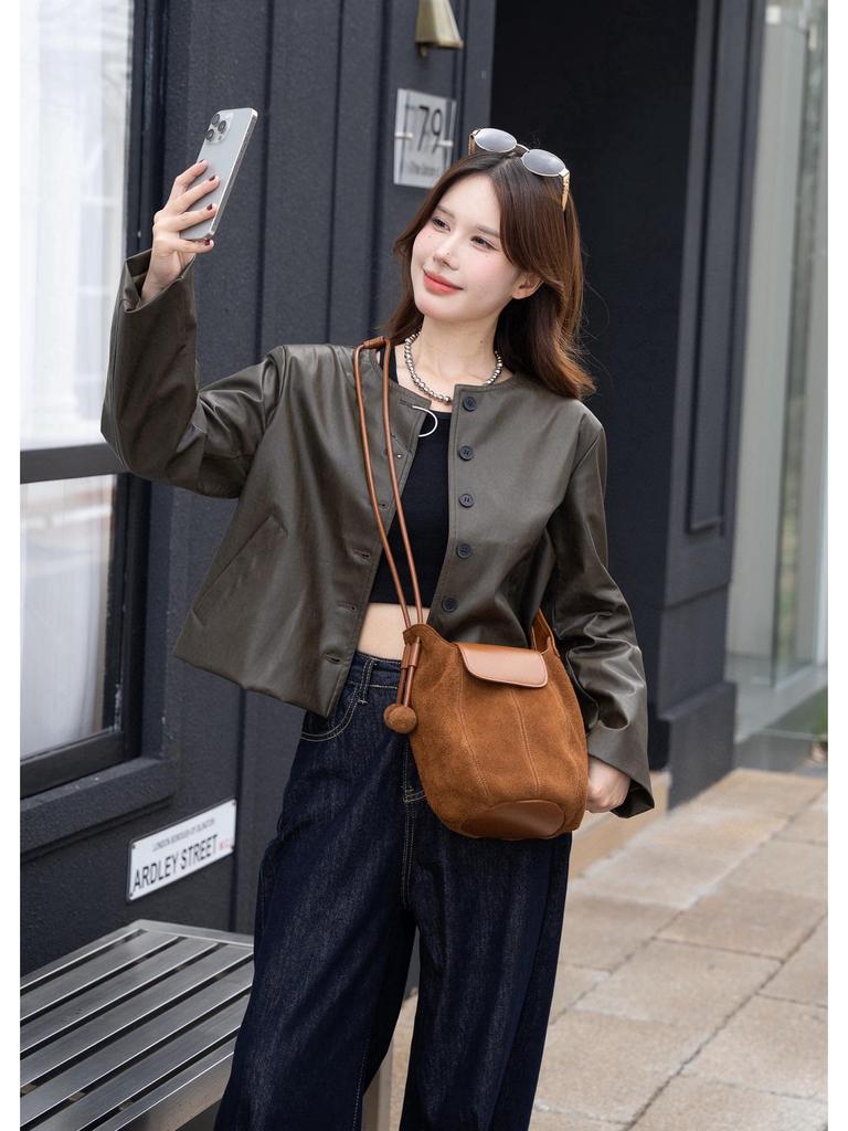 Herbst/Winter Umhängetasche mit Überschlag aus mattiertem Rindsleder für Damen