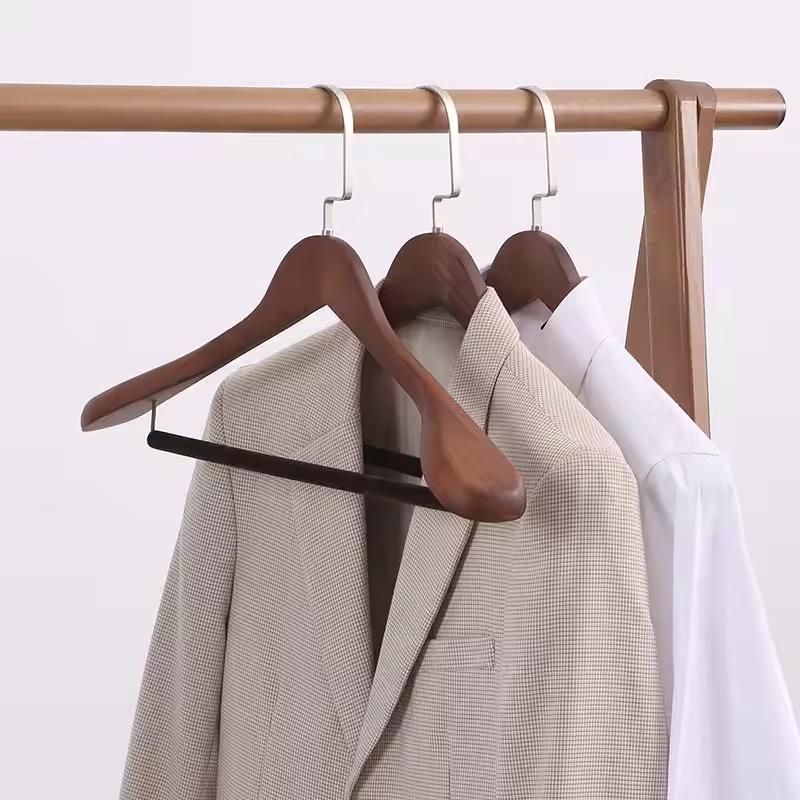 Luxuriöse Holzkleiderbügel Mantelbügel Jacke Oberbekleidung Hemdenbügel mit breiter Schulter 360 Grad drehbare Haken Antirutschstange