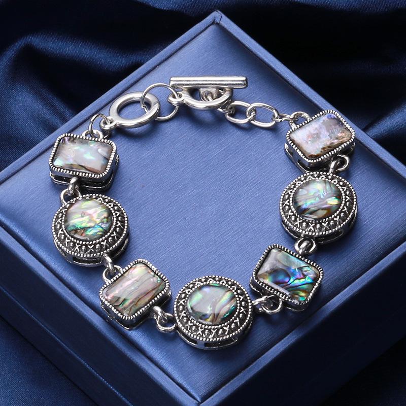 Nueva pulsera de concha natural con hebilla ajustable de tres vueltas, moderna y retro.