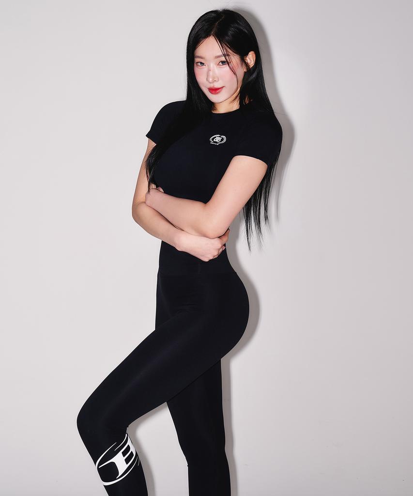 BORN TO WIN W Quick Dry Emblem Semi Crop T-Shirts [Black]