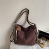 Retro shoulder bag, soft leather large-capacity bucket bag, women's 2025 new autumn model, simple casual commuter backpack.