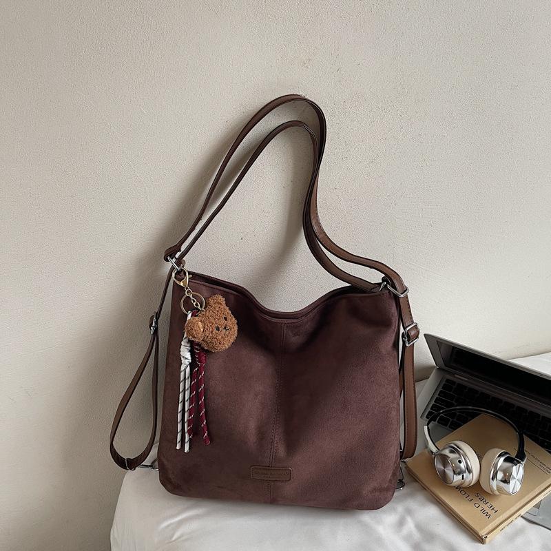 Retro shoulder bag, soft leather large-capacity bucket bag, women's 2025 new autumn model, simple casual commuter backpack.