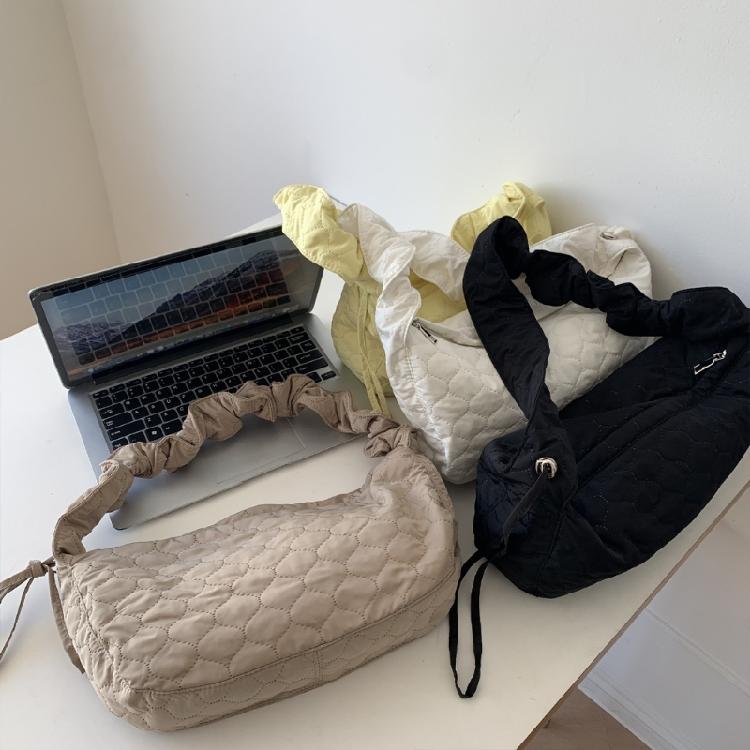 2023 Travel Pleated Crossbody Bags Solid Color Shoulder Bag for Women Trendy Bag