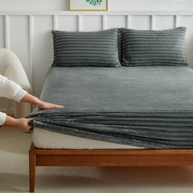 

Winter Warm Velvet Bed Sheet Pad Protector Bedsheet Thick Plush Fitted Sheet Mattress Protector with Two Pillowcases 138x190x30cm