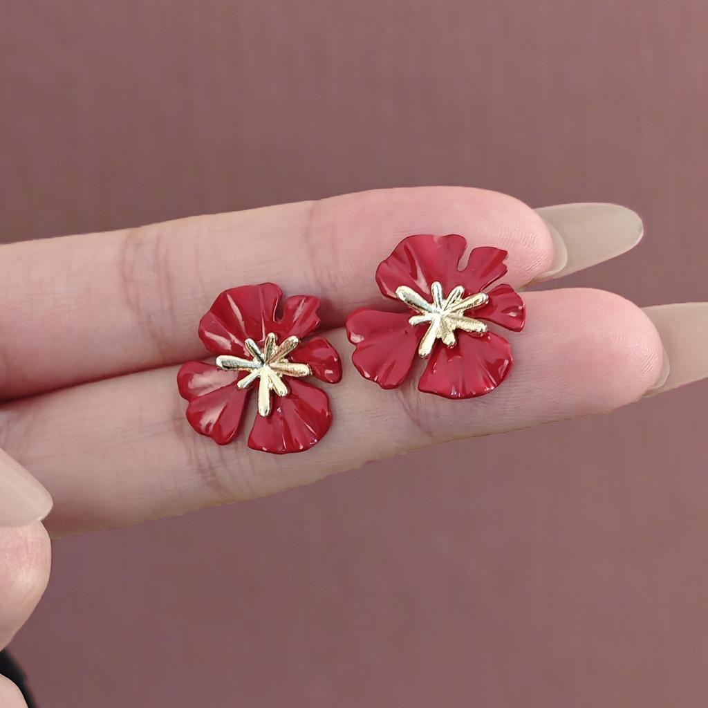 Elegant Red Flower Earrings in French Vintage Style with a Simple Design - Minimalist and Elegant Women's Ear Jewelry