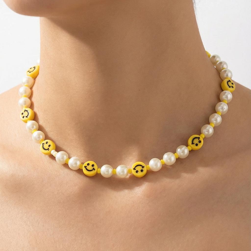 Ins Douyin samma nischdesign smiley face pärlhalsband, kall vind choker pärlbroderad nyckelbenskedja