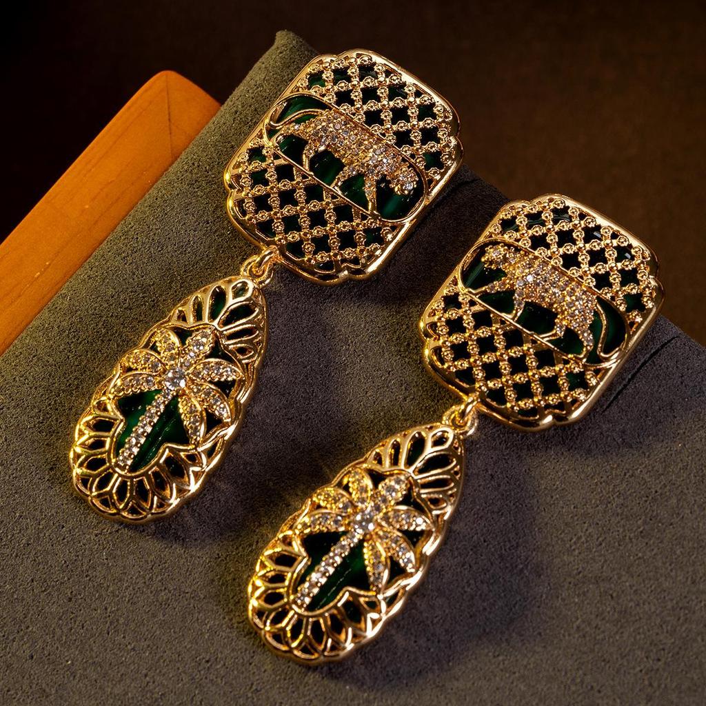 European Court Style Rhinestone Stud Earrings: Vintage Hollow Design for Fall/Winter