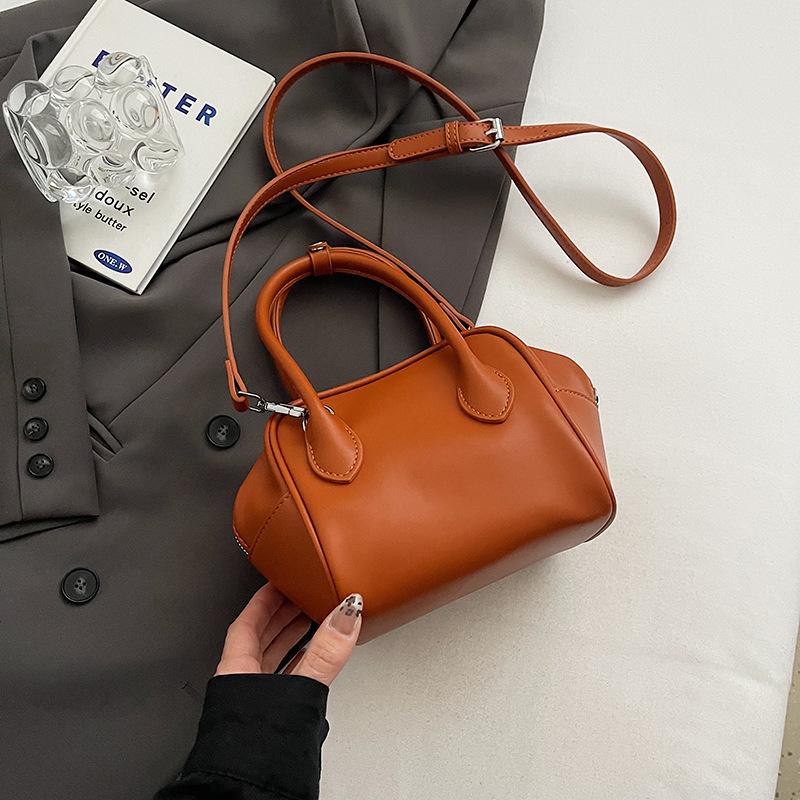 High-end Niche Bag Women's Autumn and Winter New Fashion Versatile Messenger Bag Retro Portable Pillow Bag