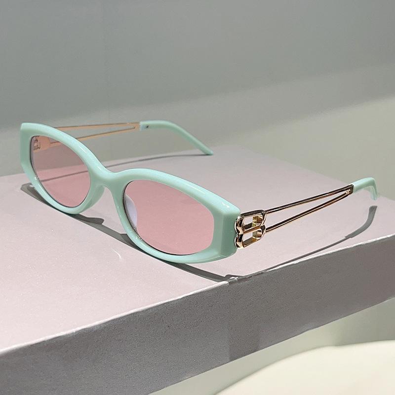 

Sexy Luxury Brand Designer Cat Eye Sunglasses Women For Men Vintage Punk Sun Glasses Popular Classic Metal Hollow Shades Uv400 As the photo