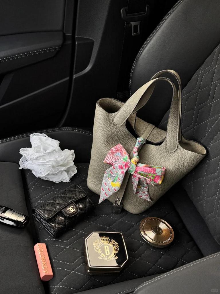 Bolso de Mano para Mujer con Grano de Lichi: Bolso Cubo Versátil, de Alta Gama y de Moda 2025