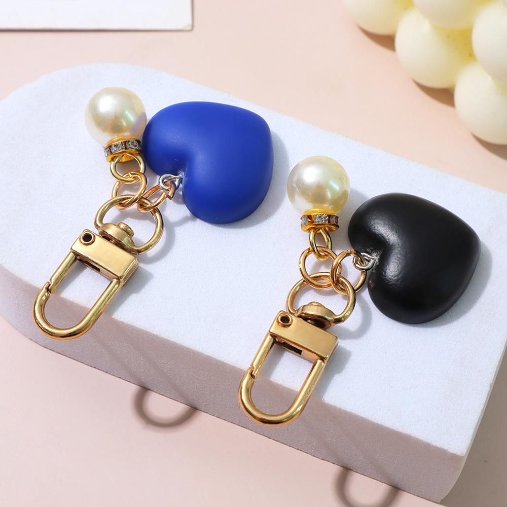 Resin Heart Keychain Black White Car Key Ring with Pearl Car Keychain Bag Ornaments for Couples Jewelry Gift Accessories