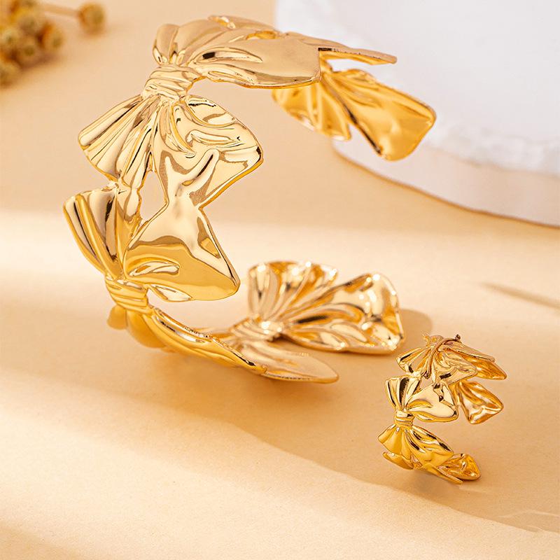 Chic Adjustable Metal Bowknot Bracelet for Women - European & American Style