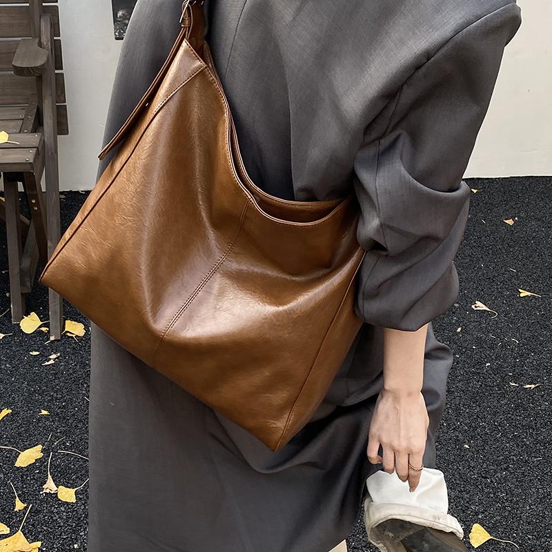 New Vintage Tote Bag Large Capacity Simple Women's Shoulder Bag Bucket Handbag For Female Commuting Corssbody Bag Underarm Tote