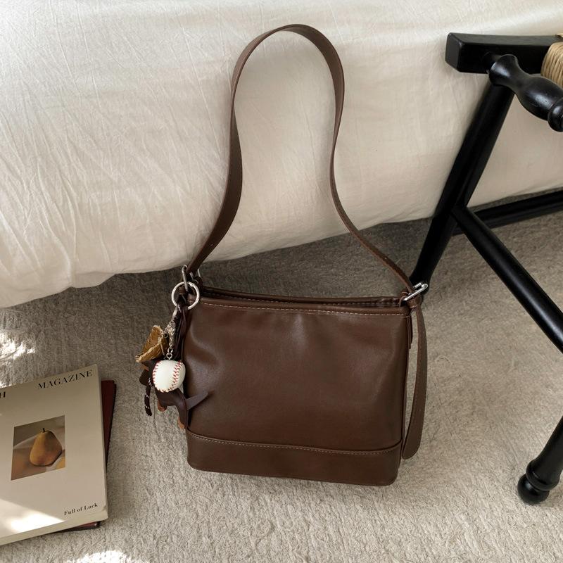 

2025 autumn and winter new casual bucket bag fashion trend personalized bag female texture simple shoulder messenger bag Without pendant коричневий