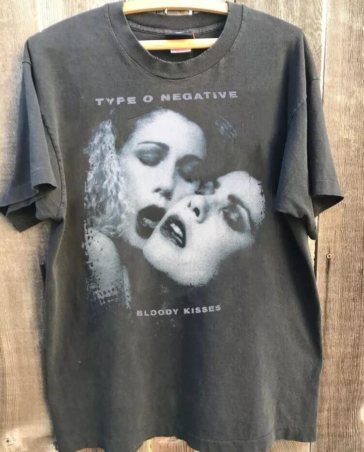 Maglietta Charcoal Unisex O Negative ”Bloody Kisses” Taglie S-5XL Regalo Per Fan