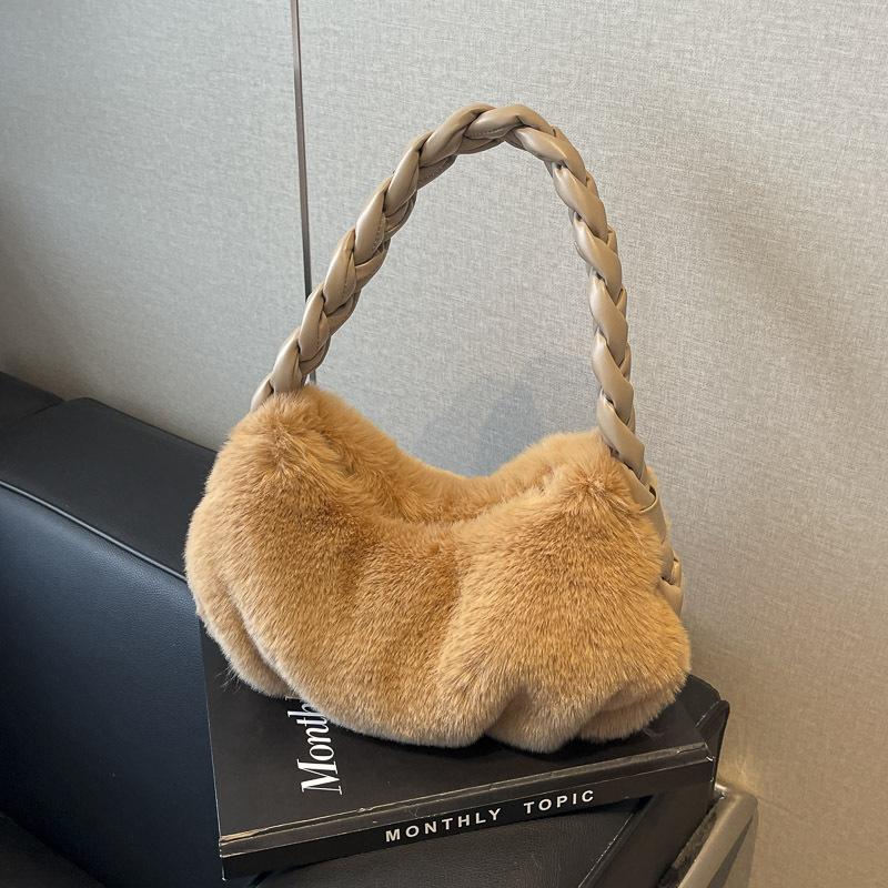 

Внешняя одинарная плетеная сумка через подмышку женская новинка 2024 года, простая и универсальная высококачественная плюшевая сумка через плечо