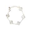 Silbernes Armband mit vier Blütenblättern, Nischen-Design, Exquisit für den täglichen Gebrauch, Vielseitiger Schmuck für Damen, Sanftes Armband im französischen Stil