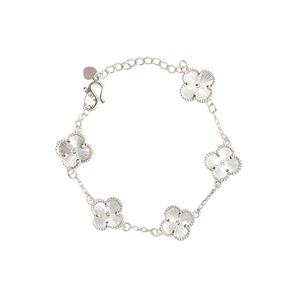 Silbernes Armband mit vier Blütenblättern, Nischen-Design, Exquisit für den täglichen Gebrauch, Vielseitiger Schmuck für Damen, Sanftes Armband im französischen Stil