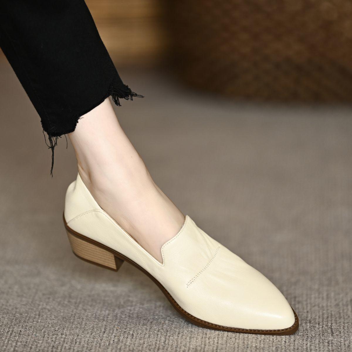 

Остроносые туфли-лодочки женские новые 2025 весна французский средний каблук мягкие на одну педаль ленивые мягкая подошва средний толстый каблук маленькие кожаные туфли 40