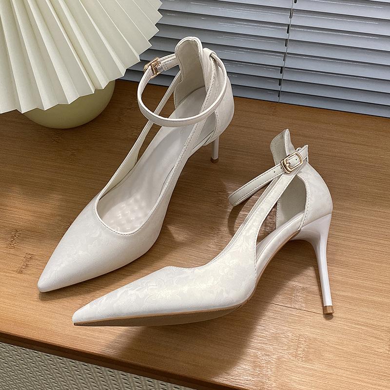 

Celebrity high heels are not tired of cheongsam shoes, horse dress, one-word single shoes with thin heels and pointed toes. 40 бежевый