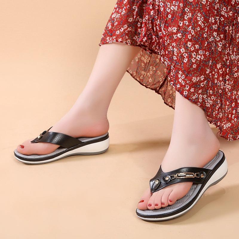 New Sandals Women's Metal Buckle Beach Wear Herringbone Sandals Women's Summer Slope Heel Casual Women's Cool Slippers