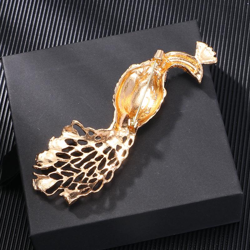 Retro Peacock Trailing Hollow Gold Smart Elegant Pressed Pendant Brooch