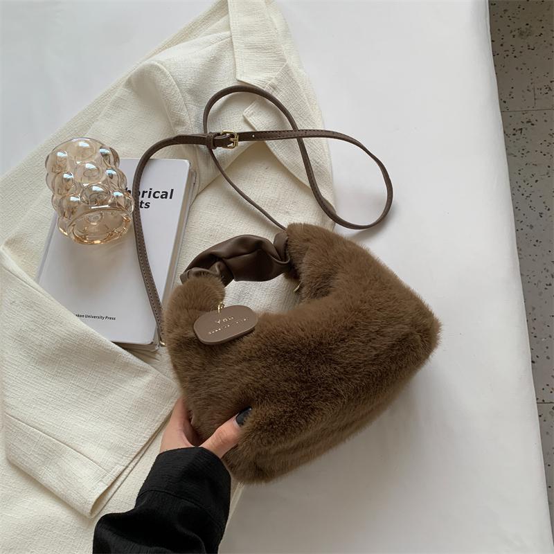 Premium Plush Messenger Bag, New Korean Version of Fashion Versatile with Tag Handbag, Popular Plush Bag In Autumn and Winter