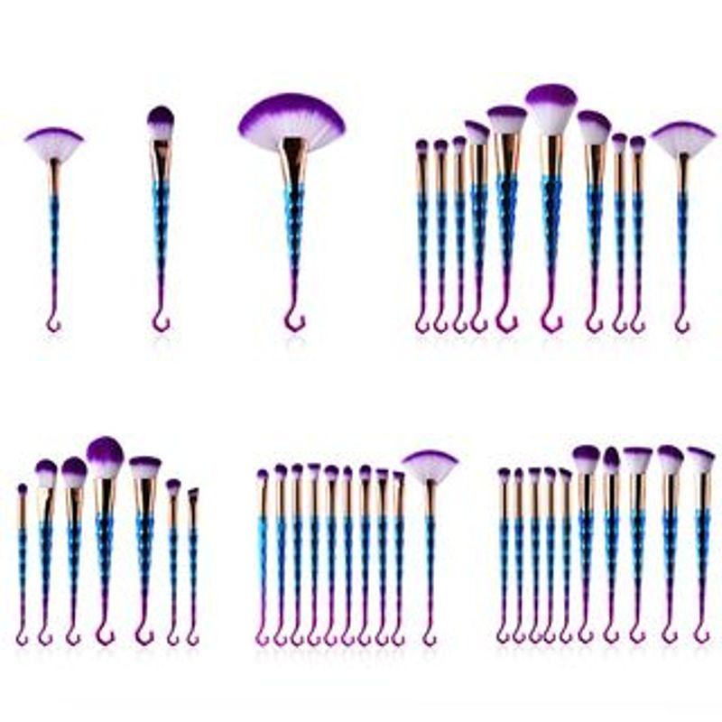 Stroke of Beauty - Set of 7 / 10: Makeup Brush with Holographic Hook Handle